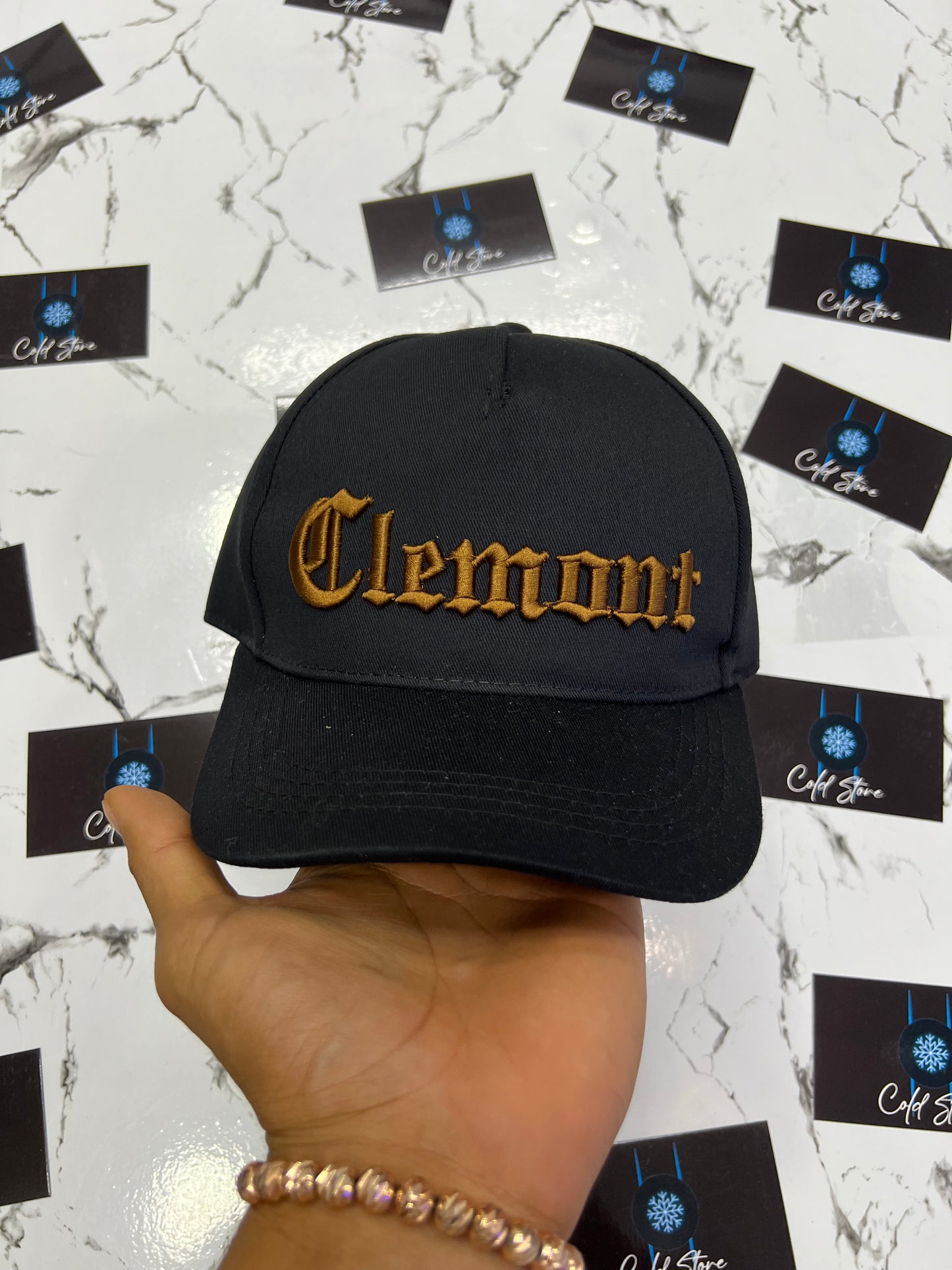 Gorra Clemont logo dorado